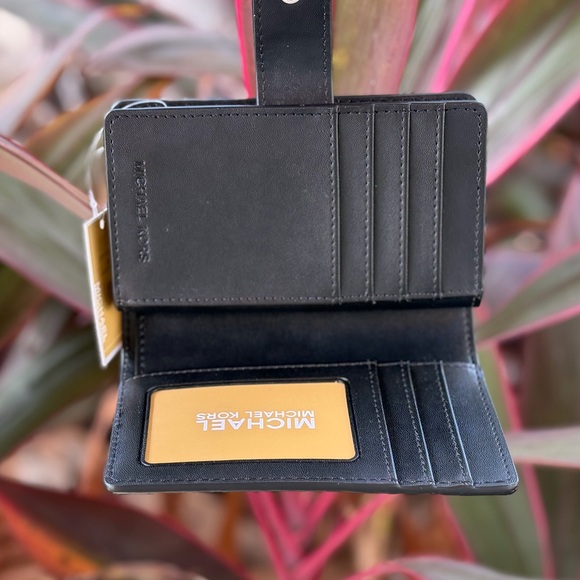 Michael Kors Jet Set Travel Bifold Black White Floral Wallet - Picture 5 of 12